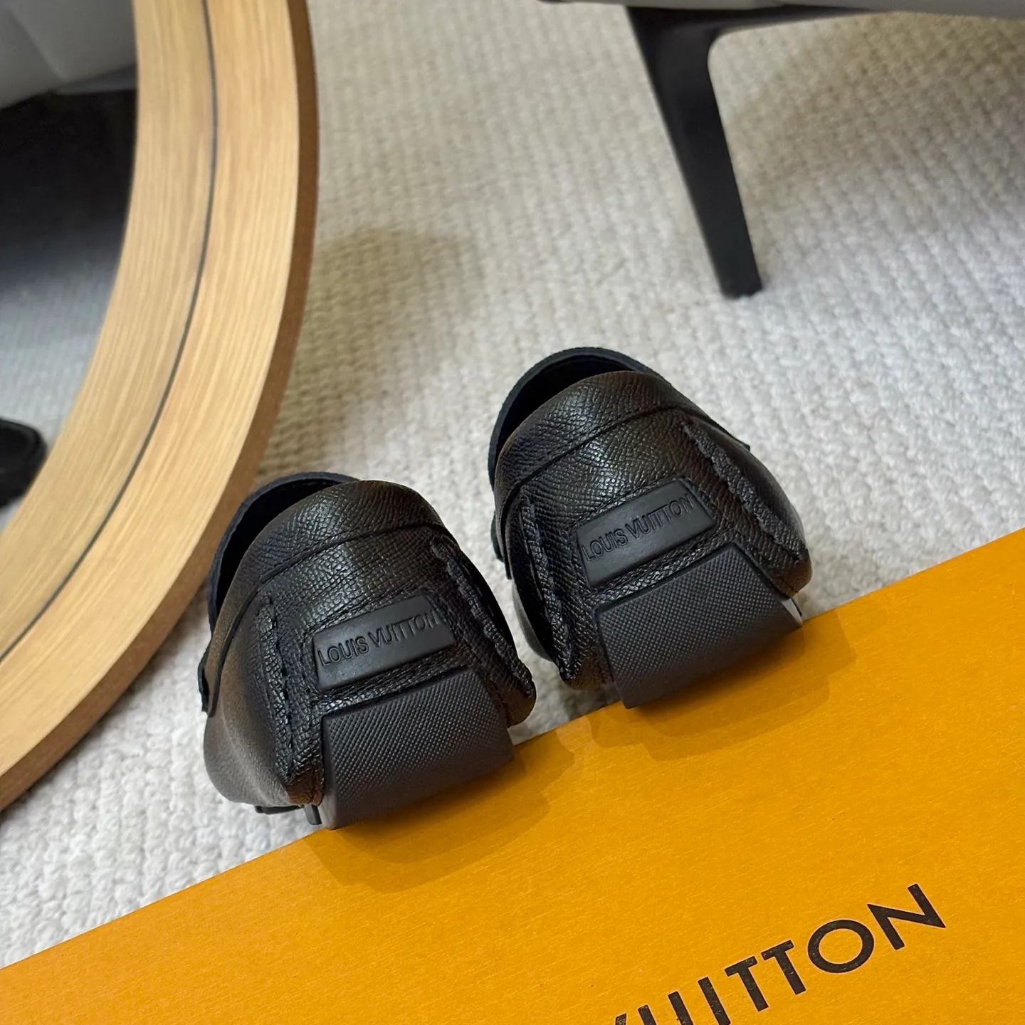 Men's men's shoes 💰420 (Yangli) LV 2⃣️0⃣️2⃣️5️⃣Spring and summer counter GLORIA series models ✈️Original factory special leather production, original last type. A classic driving slip-on casual shoe that shows an elegant style with exquisite craftsmanship details such as Monogram embossing all over the upper🌀Italian imported calfskin fabric Sheepskin foot pads➕Inside～Private mold replica sole Unique style Comfortable driving slip-on Size: 4-12 (38-46) Comes with [Counter packaging: original box, wrapping paper, card, instruction manual, shoehorn, cloth bag] No pressure to enter and leave the counter!